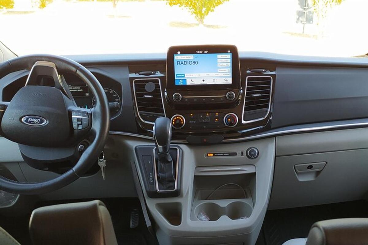 ein Auto mit einem Telefon in der Mitte des Armaturenbretts