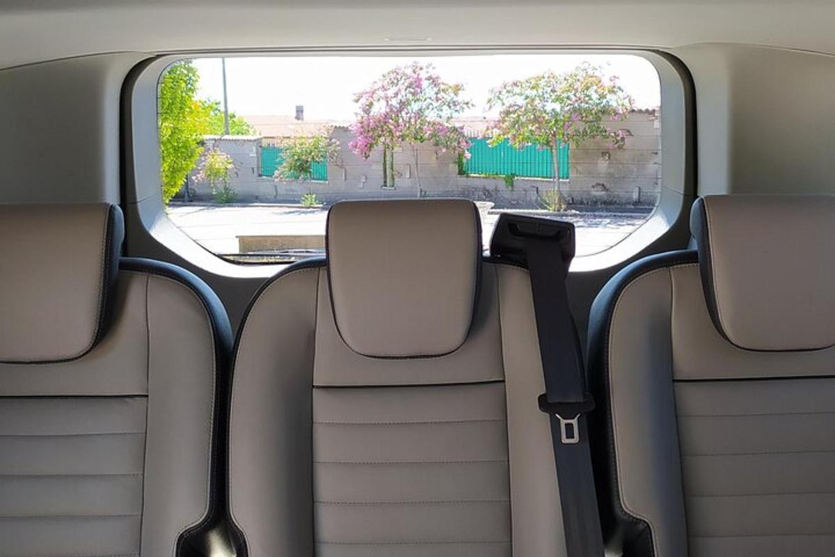 pemandangan tempat duduk belakang kereta