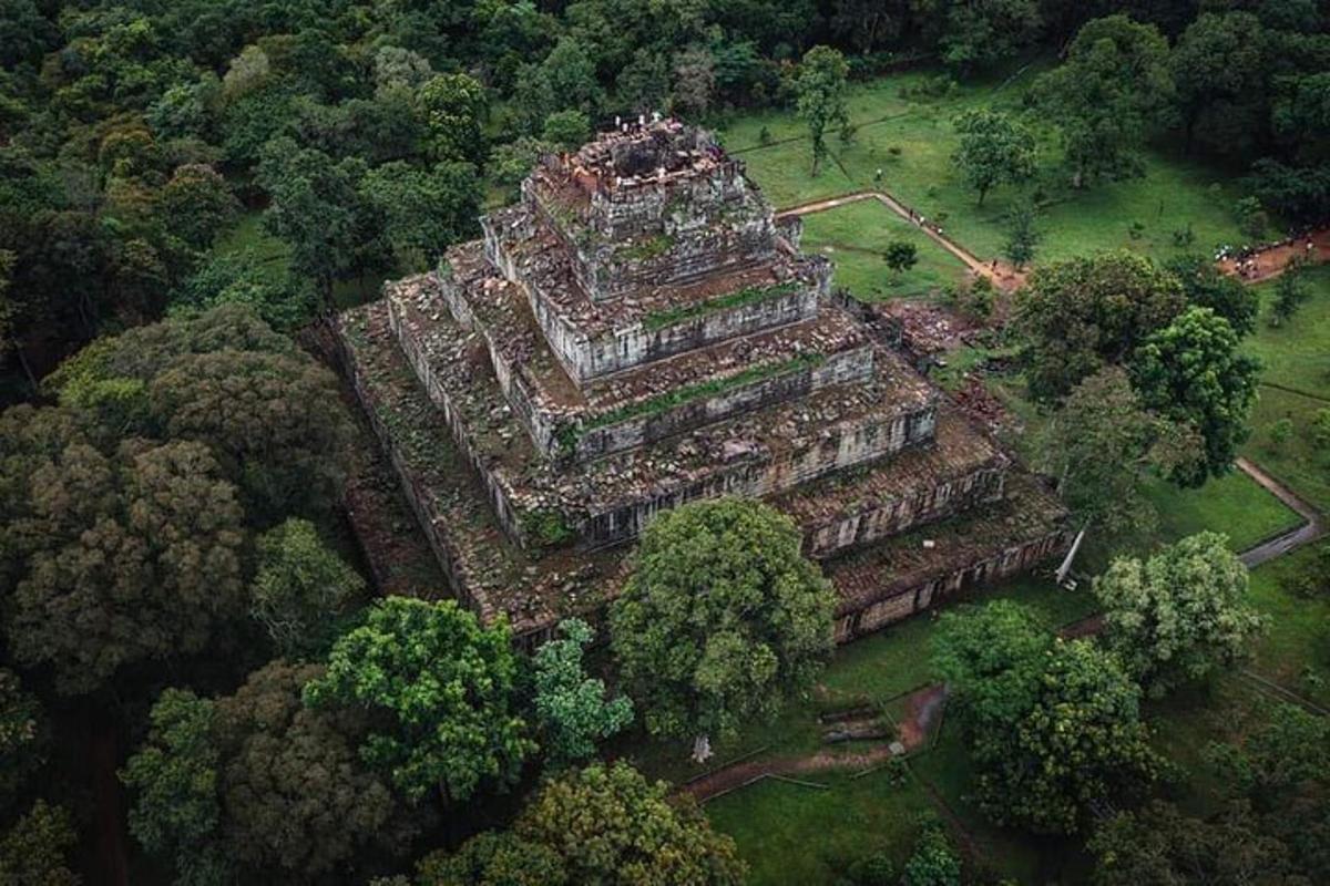 una vista aerea di un grande edificio in una foresta