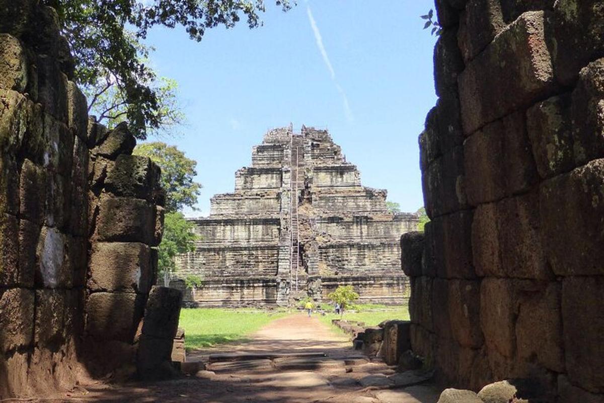 una vista di un tempio con un edificio alto