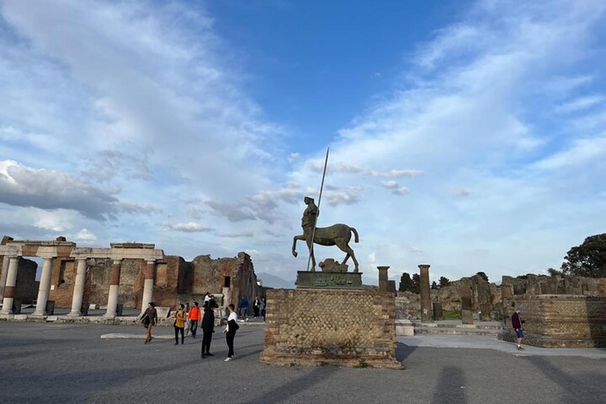 uma estátua de um homem a cavalo em frente a um edifício