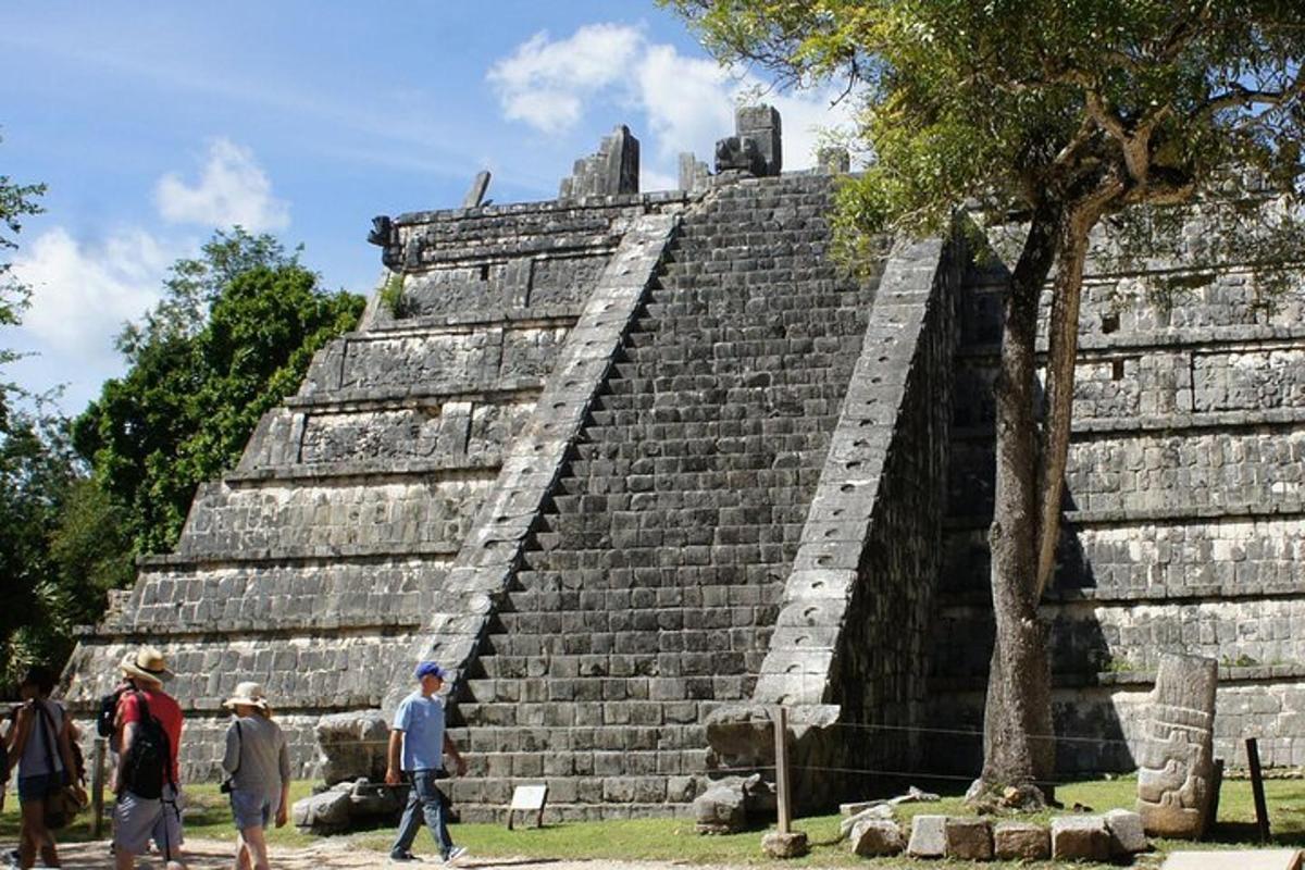 pessoas caminhando ao redor de uma grande pirâmide