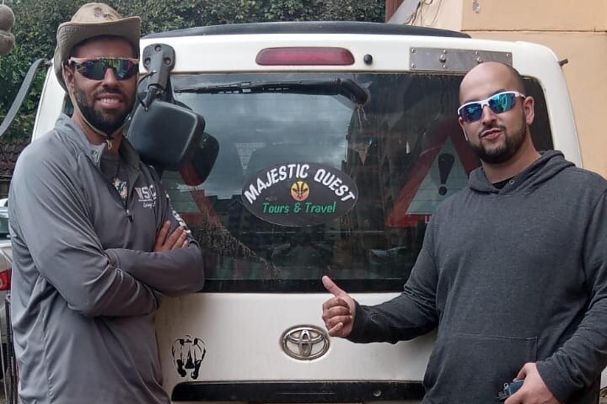 Dos hombres están parados frente a un camión.