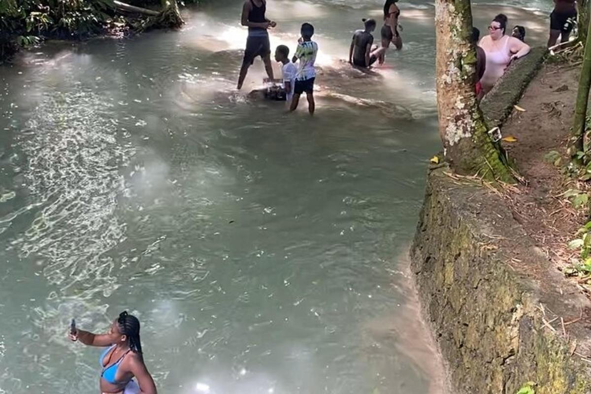 sekumpulan orang berdiri di dalam air