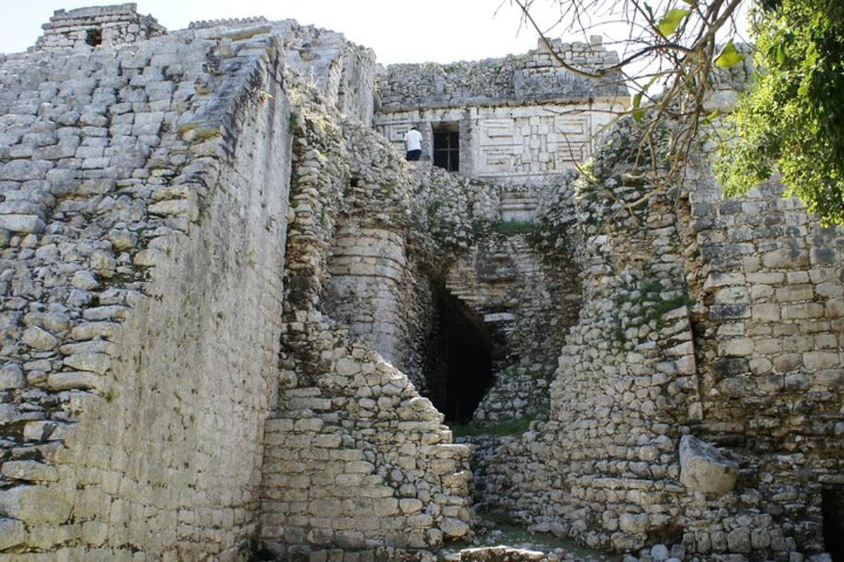 um antigo edifício de pedra com um túnel