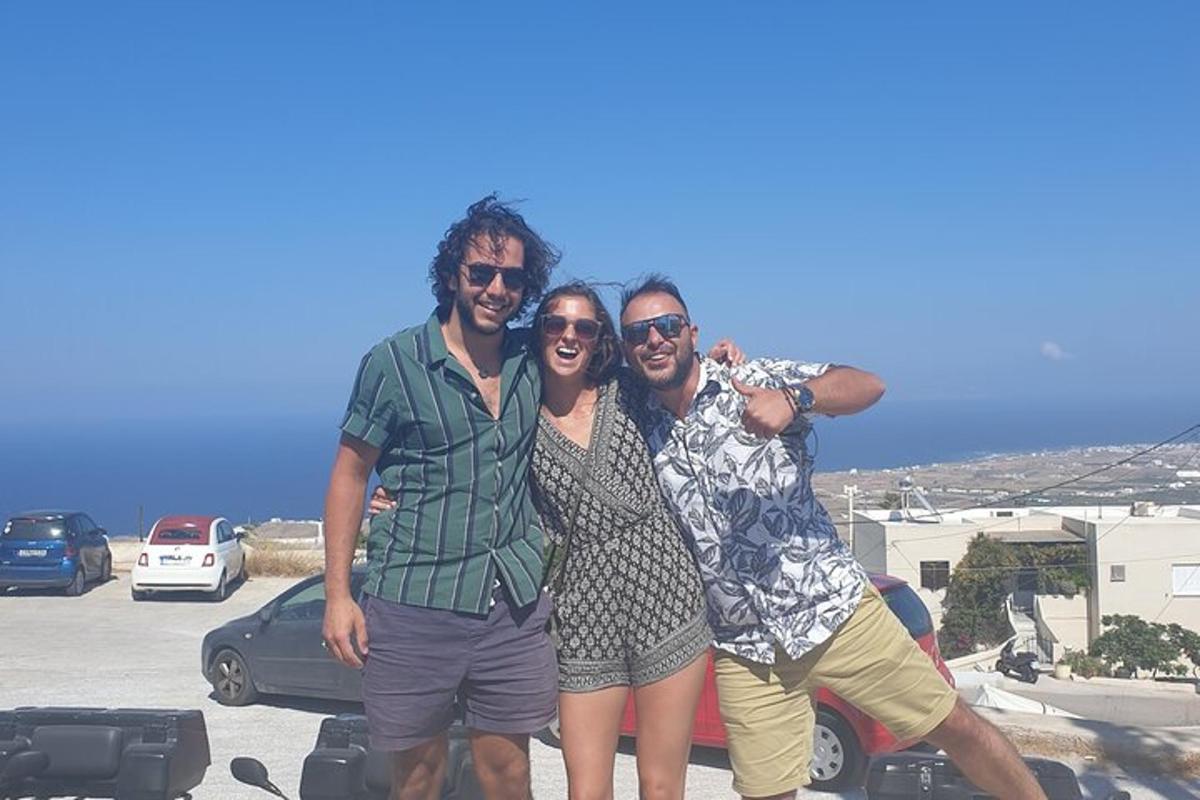 um grupo de três pessoas posando para uma foto