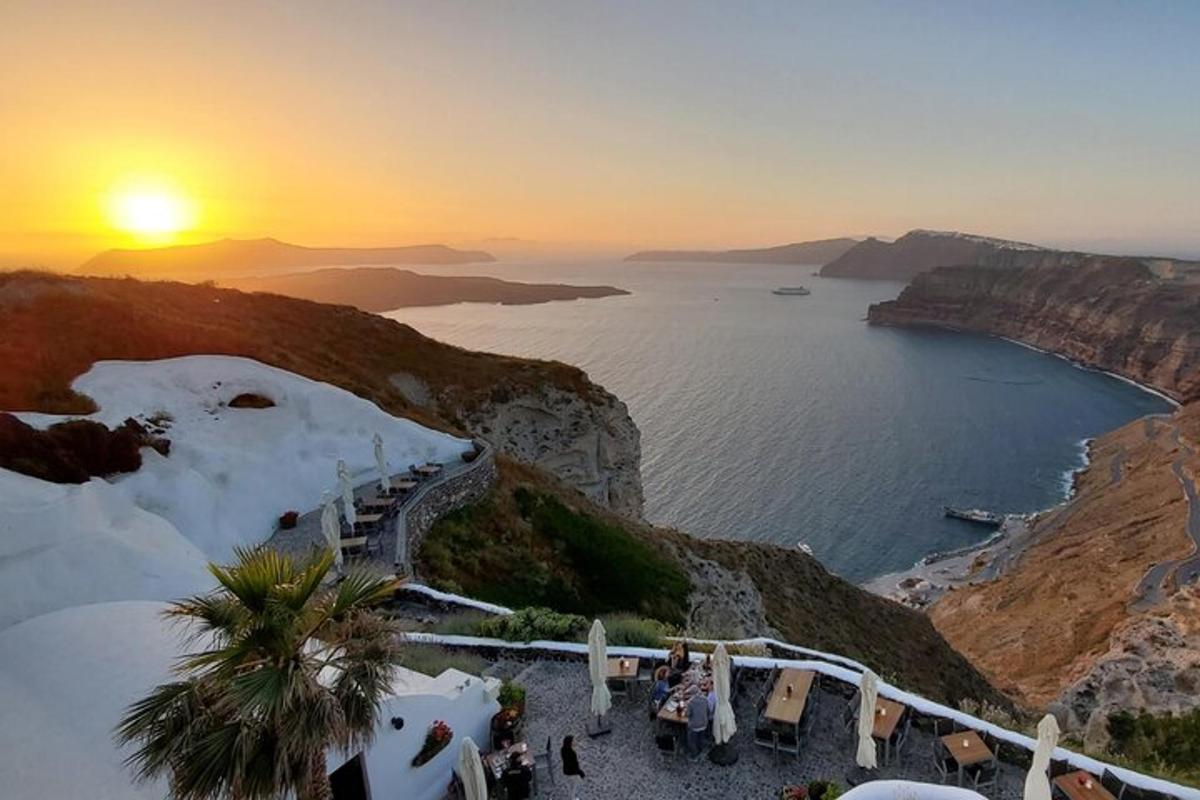uma vista do pôr do sol sobre o oceano