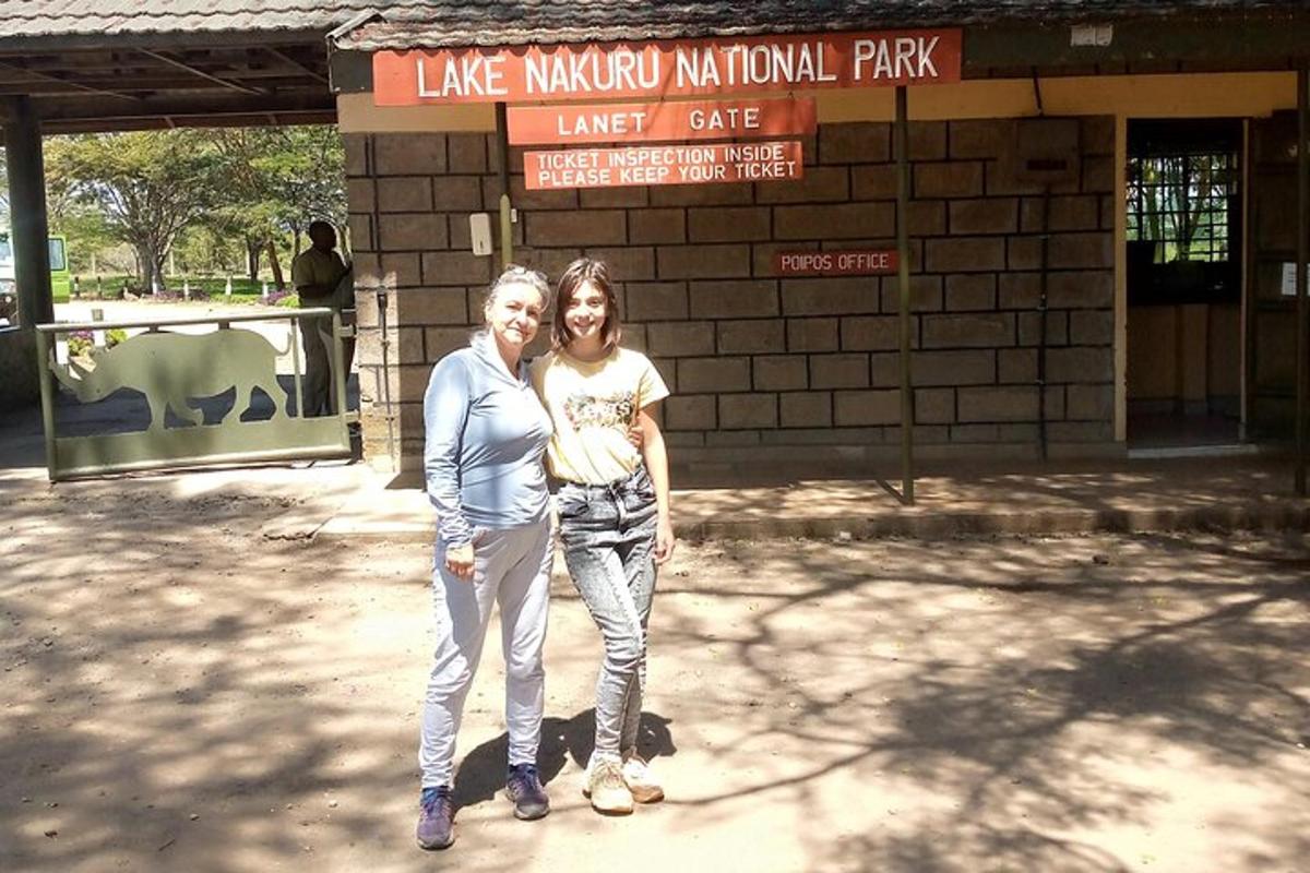 zwei Frauen stehen vor einem Park