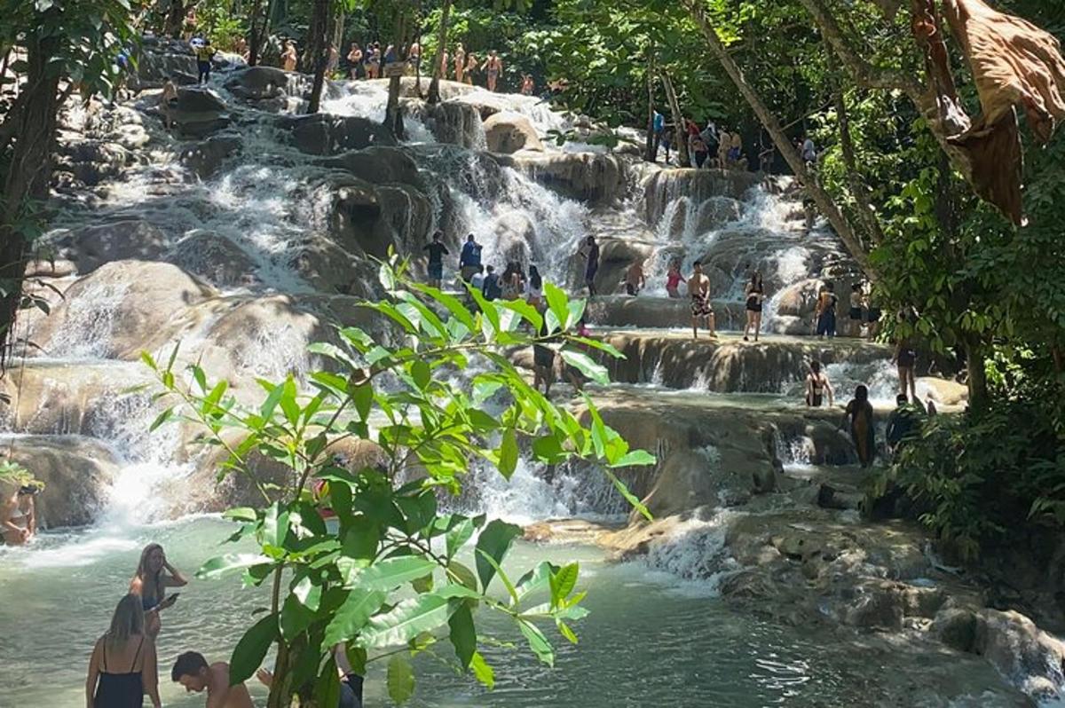 isang grupo ng mga tao na nakatayo sa isang talon