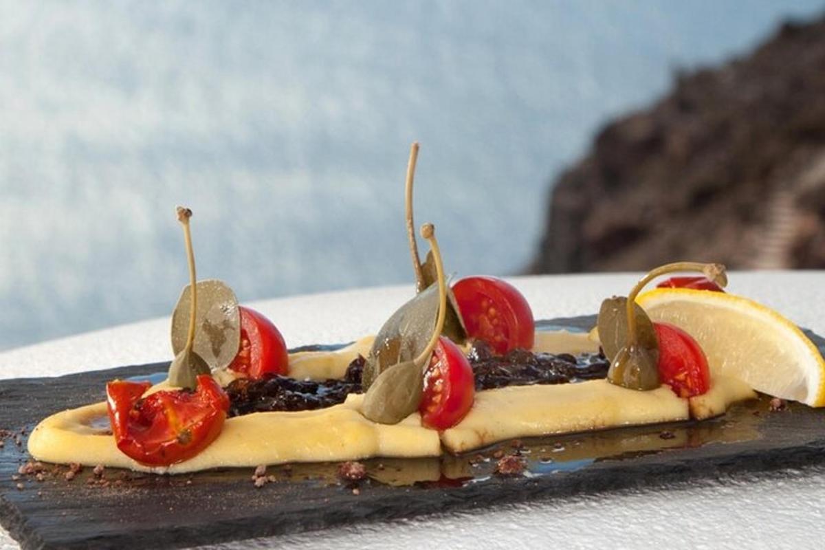 um prato de comida com tomates e frutas