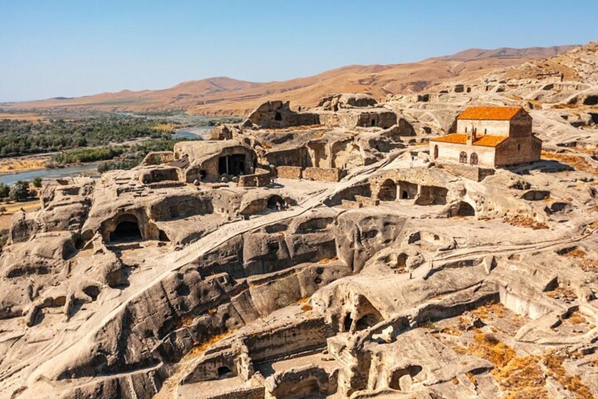 منظر لجبل صخري مع مبنى عليه