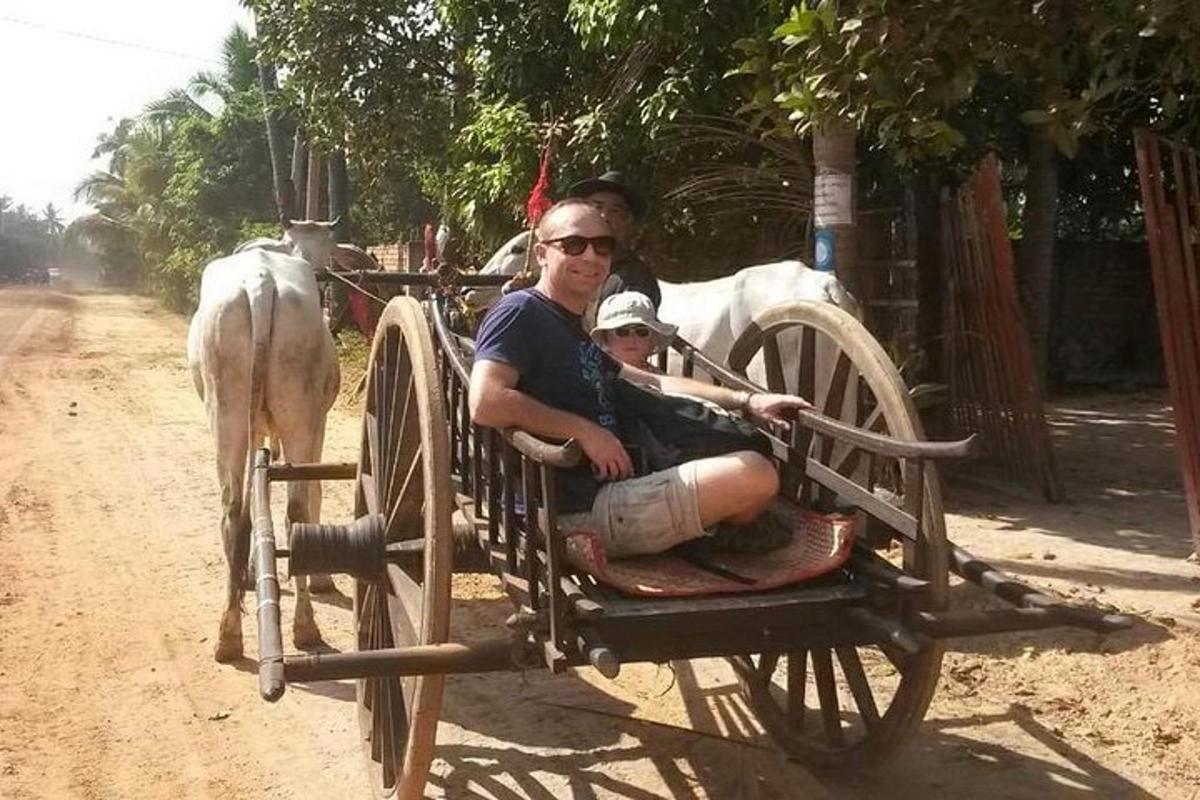 un uomo e un bambino seduti in una carrozza trainata da cavalli