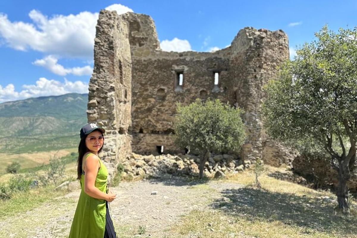امرأة تقف أمام مبنى قديم