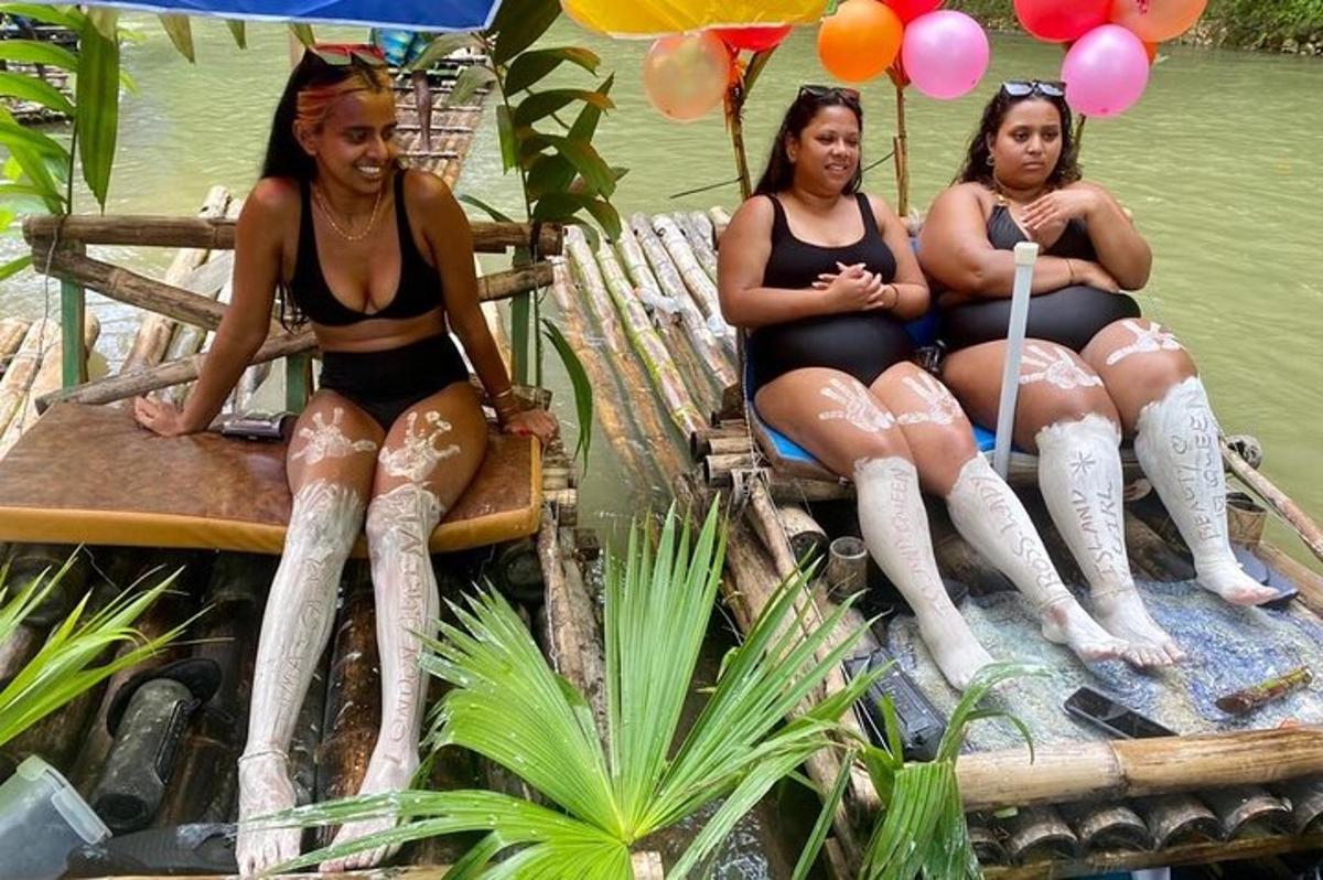 tiga wanita dalam but getah duduk di atas rakit di dalam air