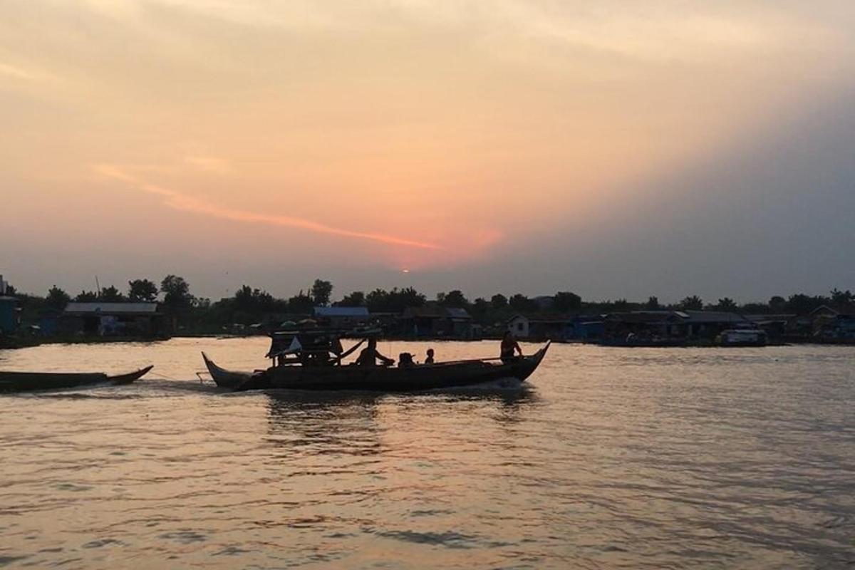 un gruppo di persone su una barca in acqua