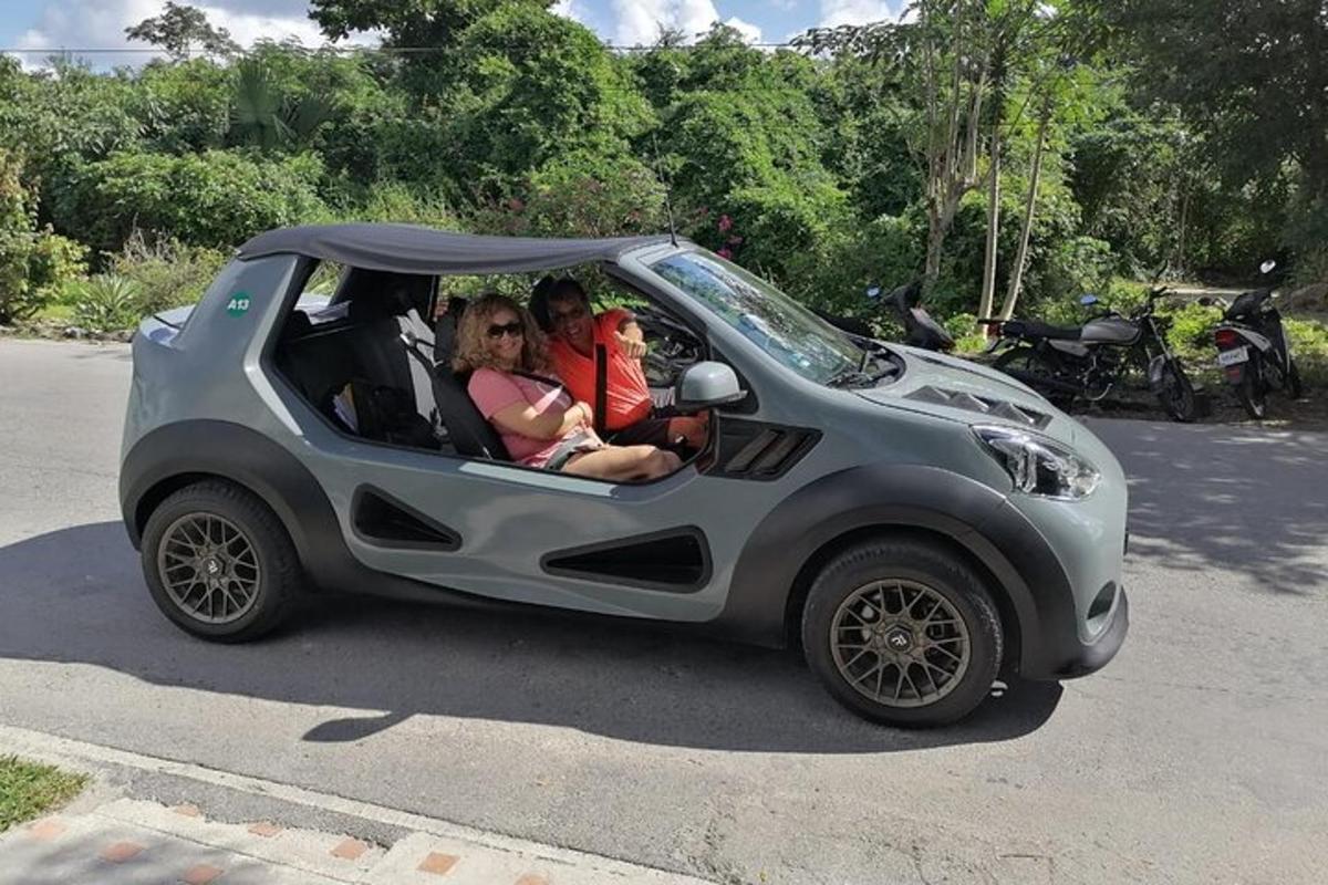 kolmen hengen ryhmä pienessä autossa