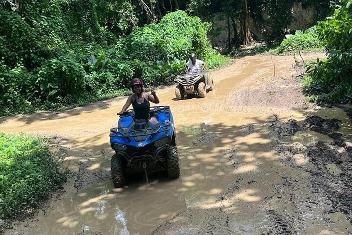 duas pessoas andando de quadriciclo em uma estrada de terra