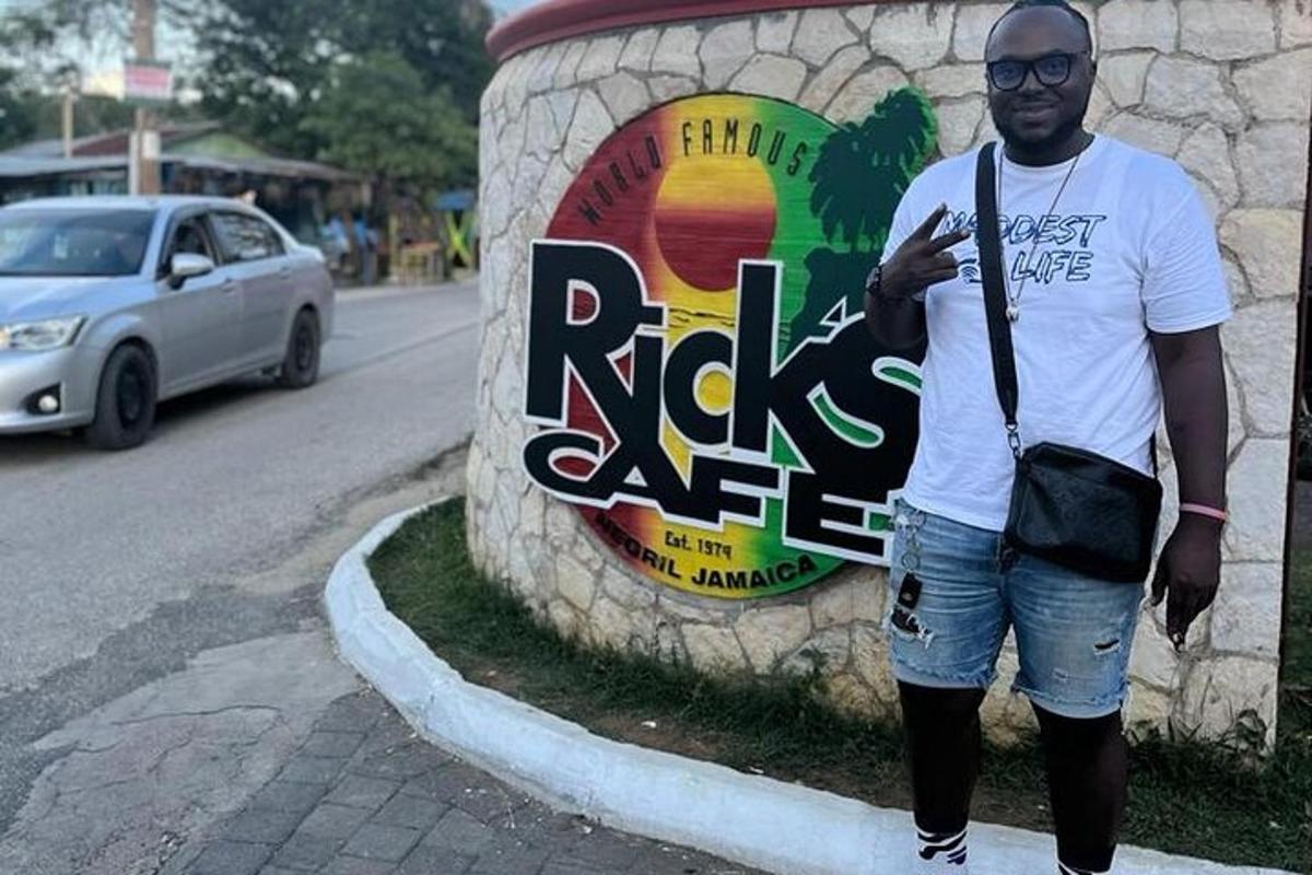 Muškarac stoji ispred znaka Rocks Cafea