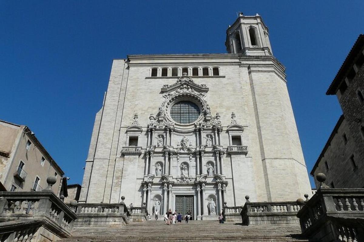 un edificio alto con una torre dell'orologio in cima