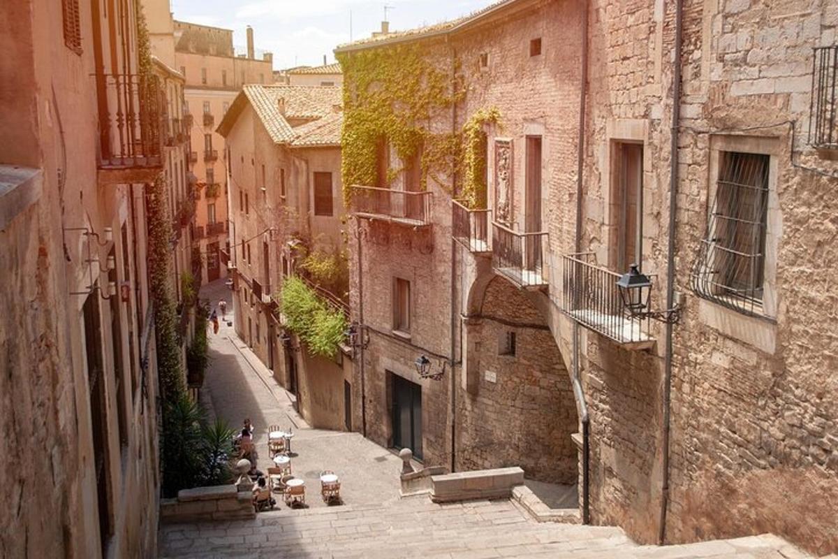 un vicolo in una città vecchia con edifici