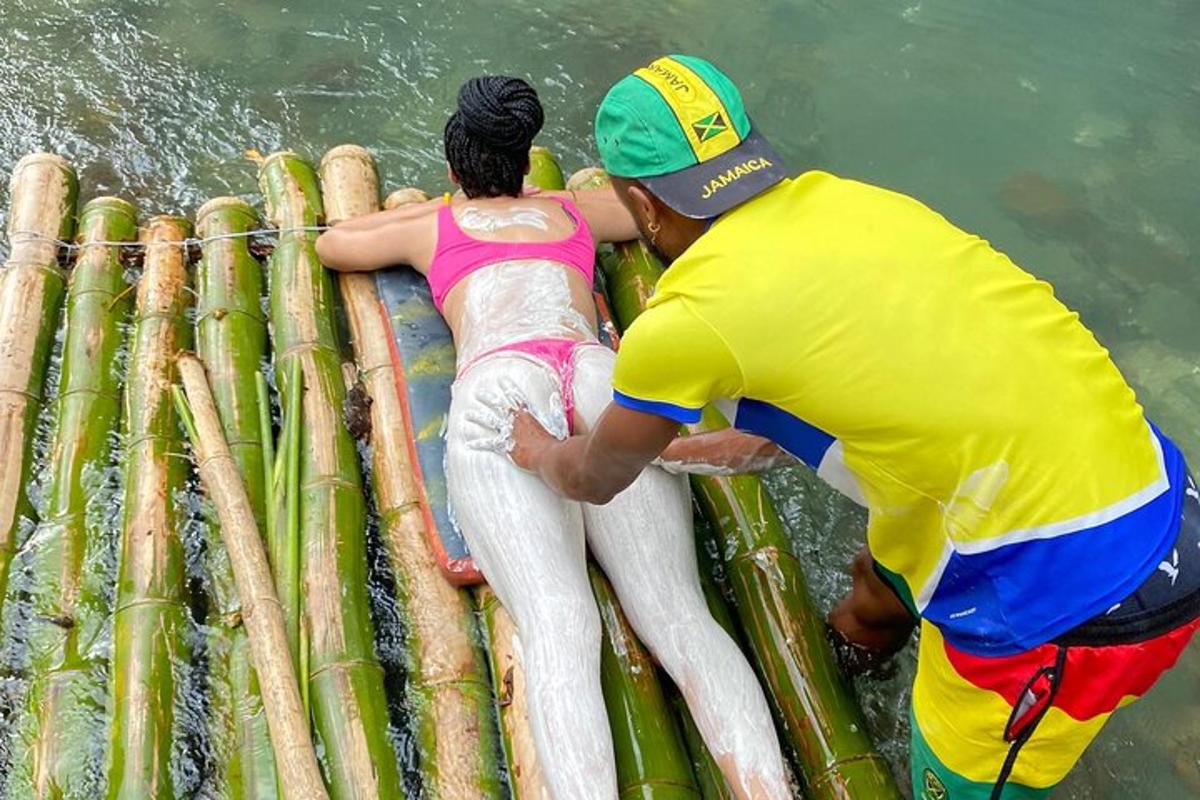 duas pessoas em uma jangada de bambu na água