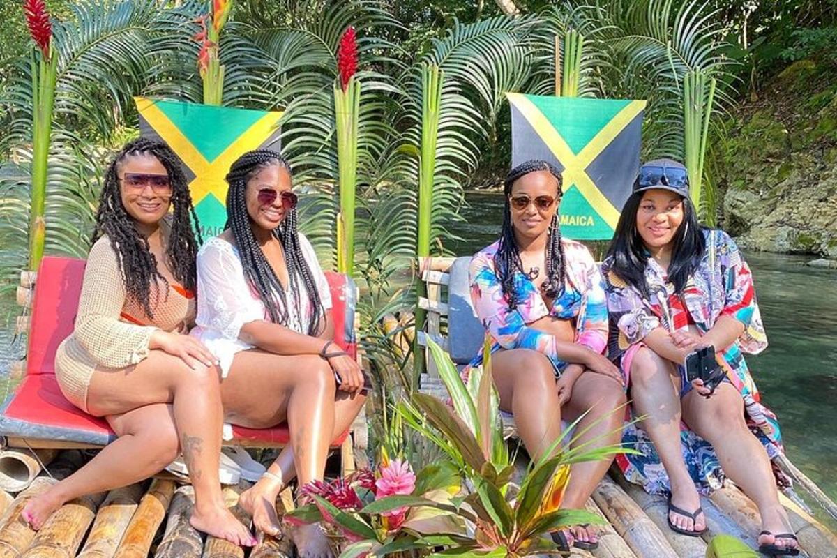 um grupo de mulheres sentadas em cadeiras em uma jangada