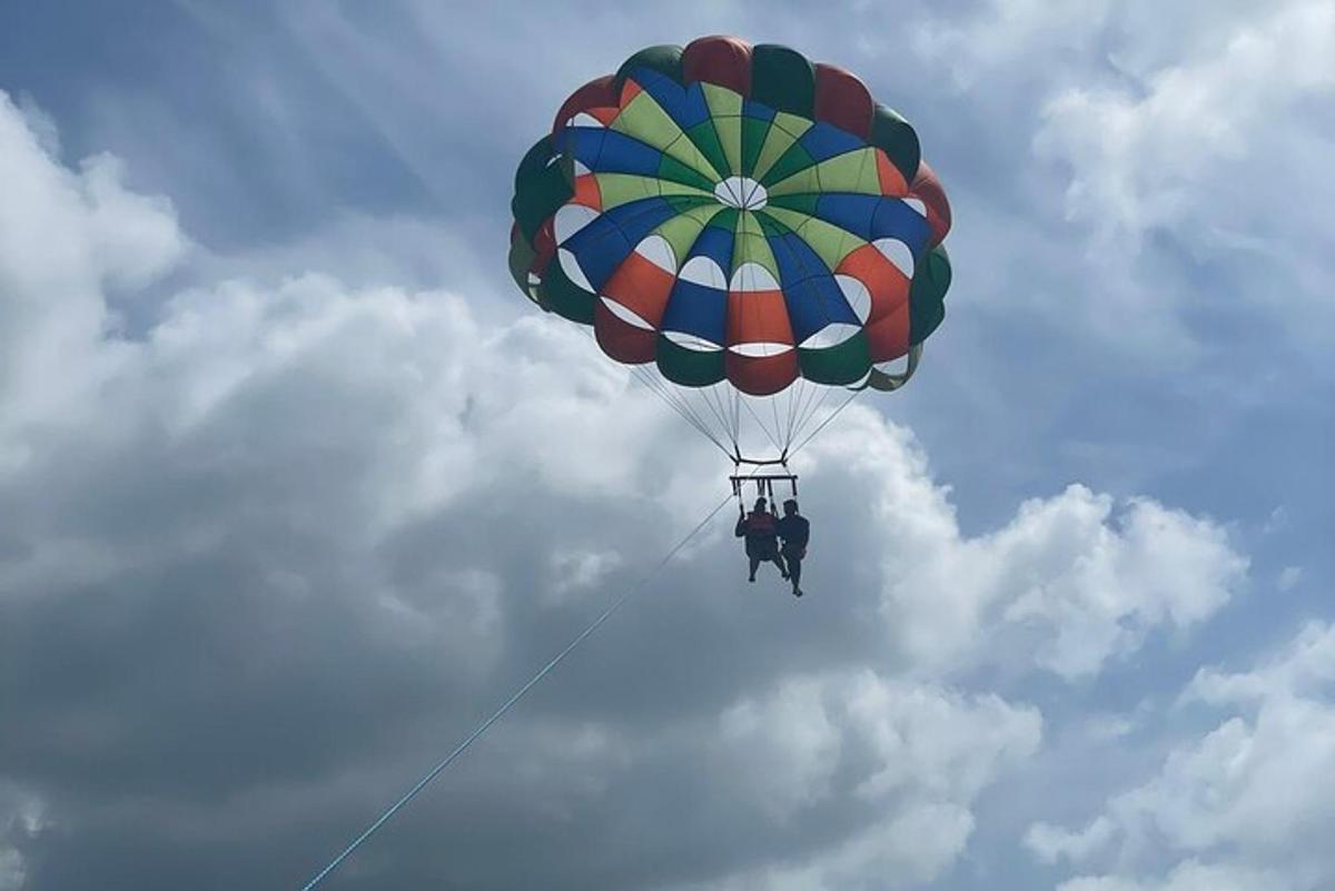 oseba, ki se vozi z balonom na vroč zrak v zraku