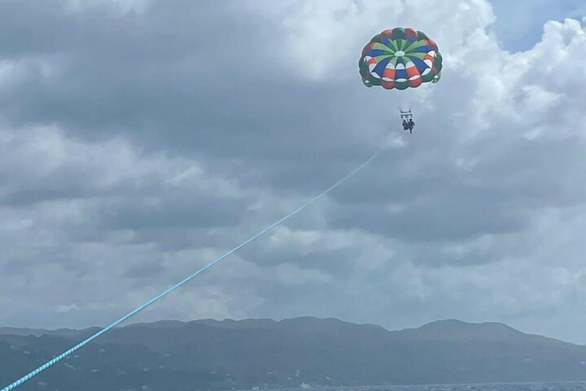 eine Person lässt einen Drachen in den Himmel steigen