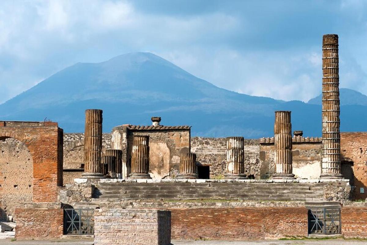 柱と山を背景にした古代の建物