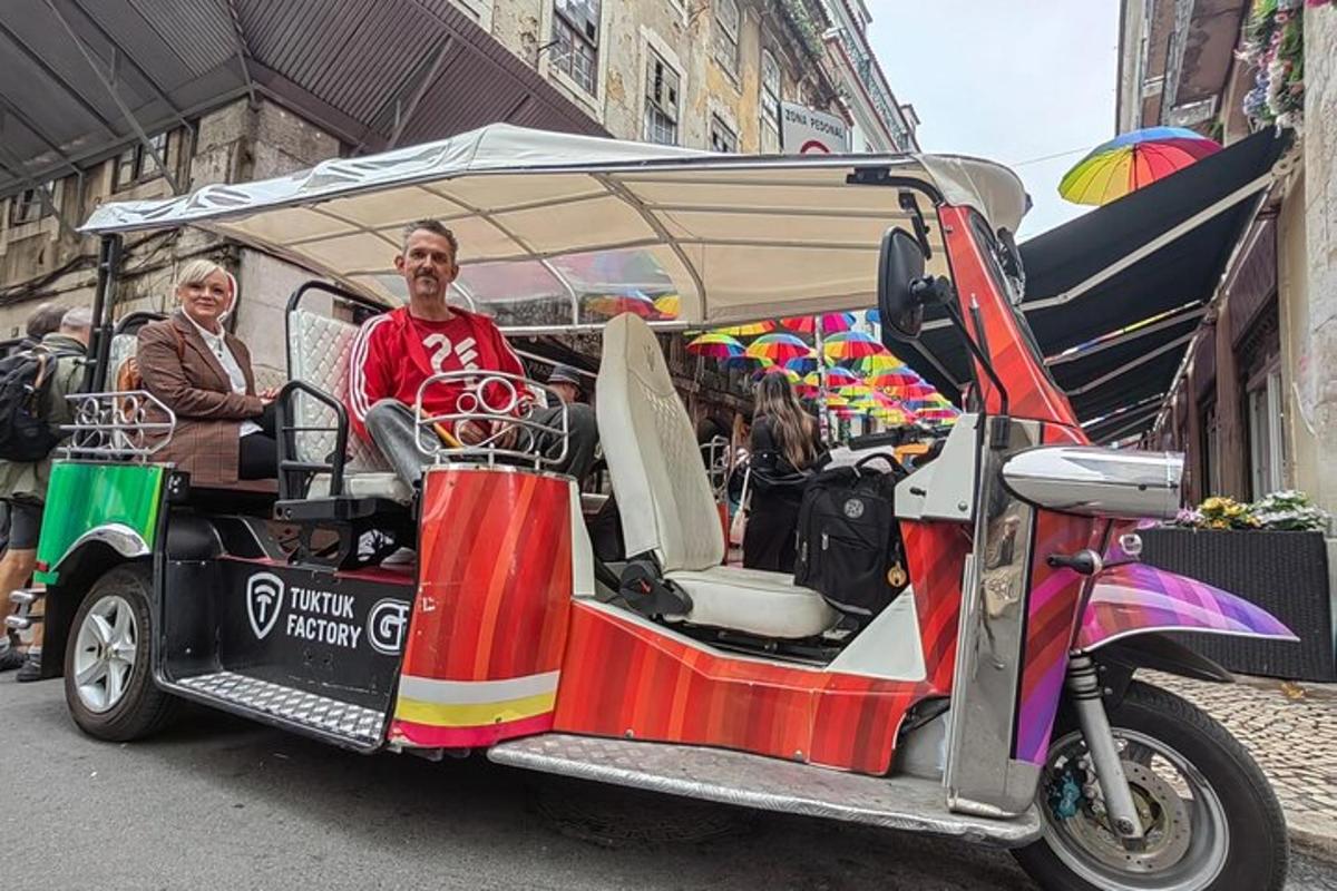 muž řídící golfový vozík na ulici