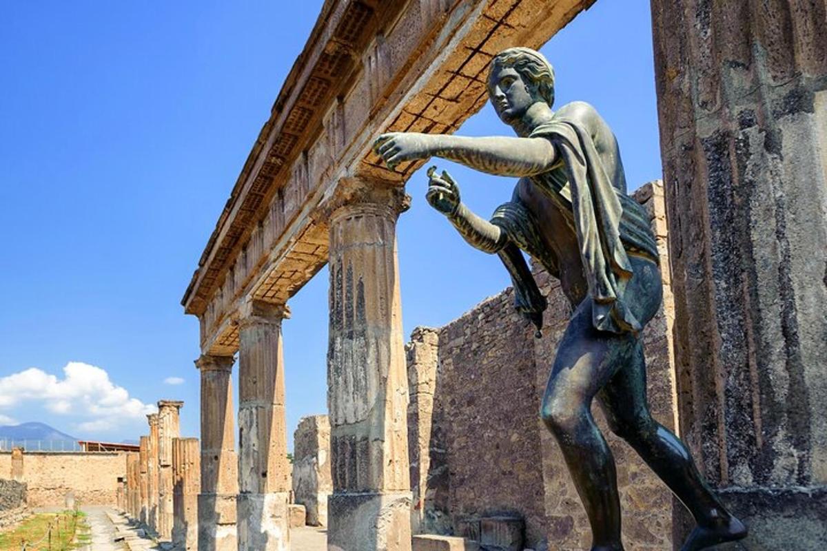 ένα άγαλμα ενός άνδρα μπροστά από ένα κτίριο