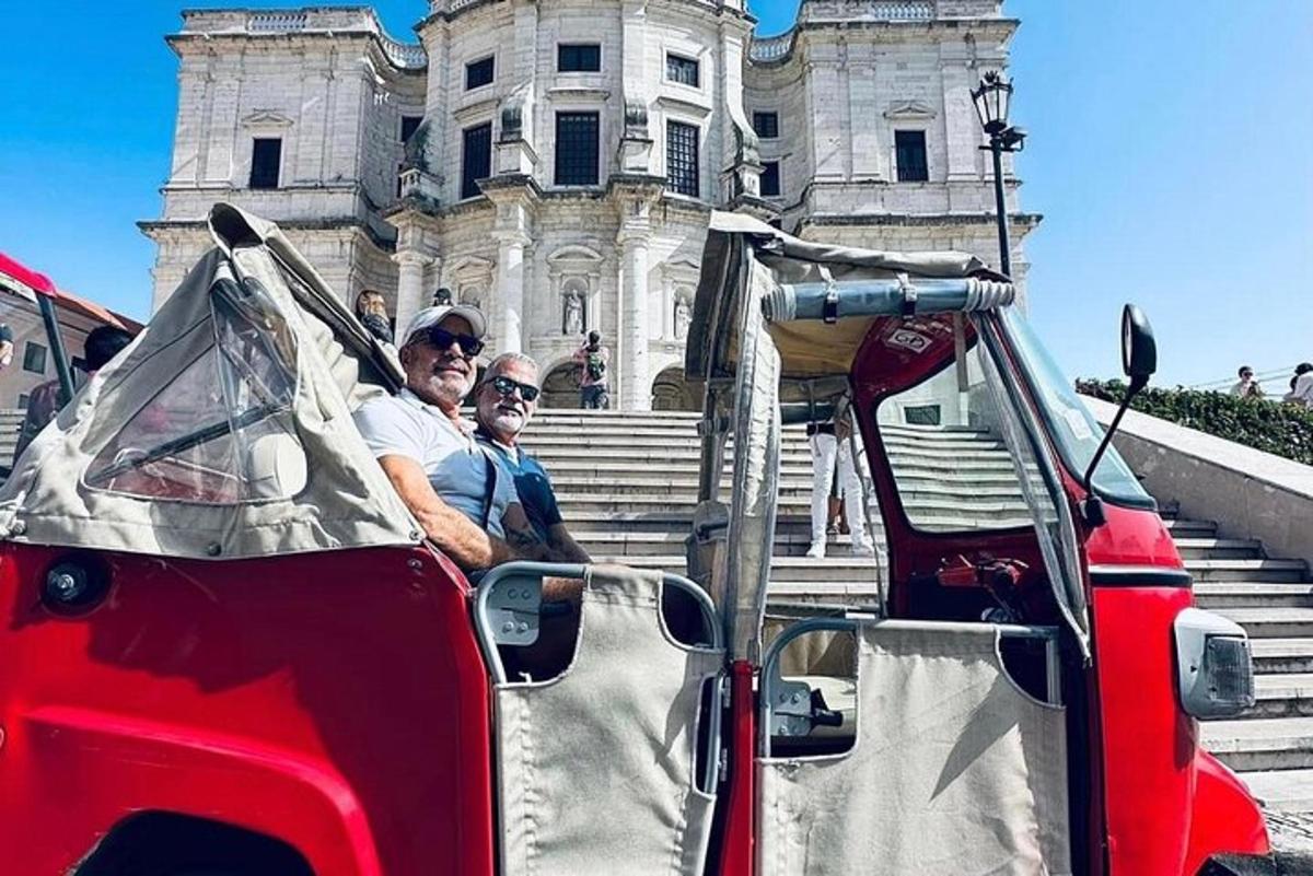 skupina lidí jedoucích v otevřeném autě