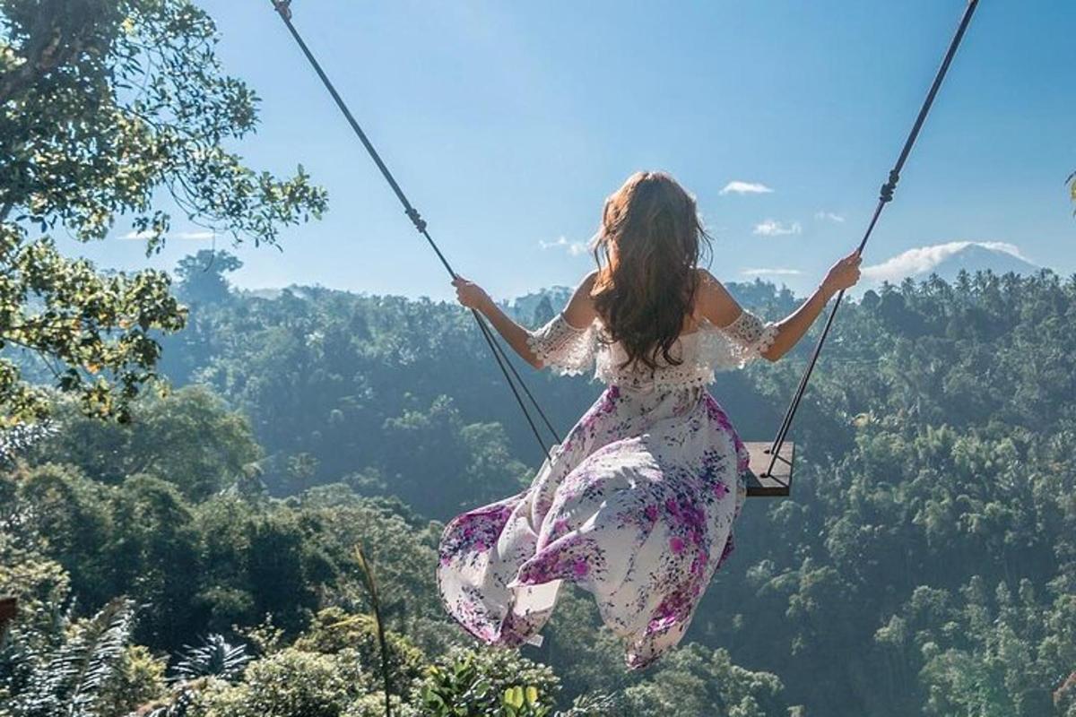 en kvinne som svinger seg på en zipline i fjellene