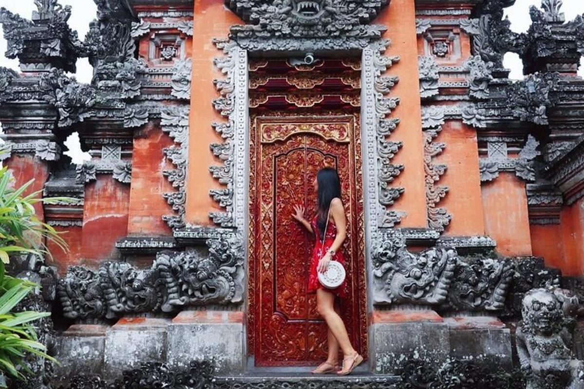 một người phụ nữ đứng trước một cánh cửa gỗ