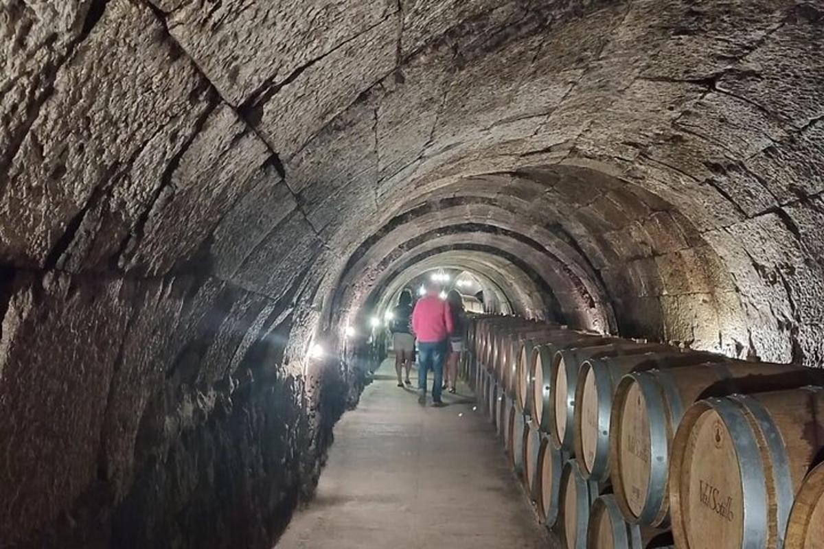 et par personer som går gjennom en tunnel