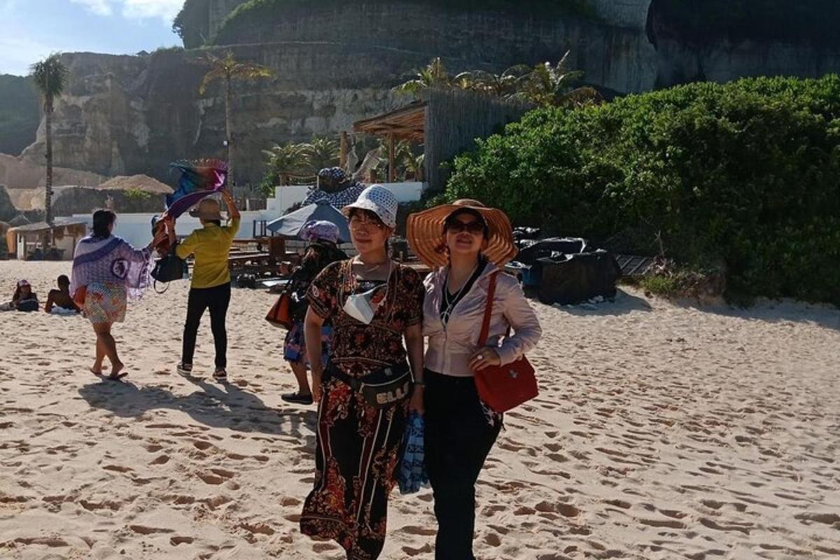 dos mujeres caminando por la playa en la playa