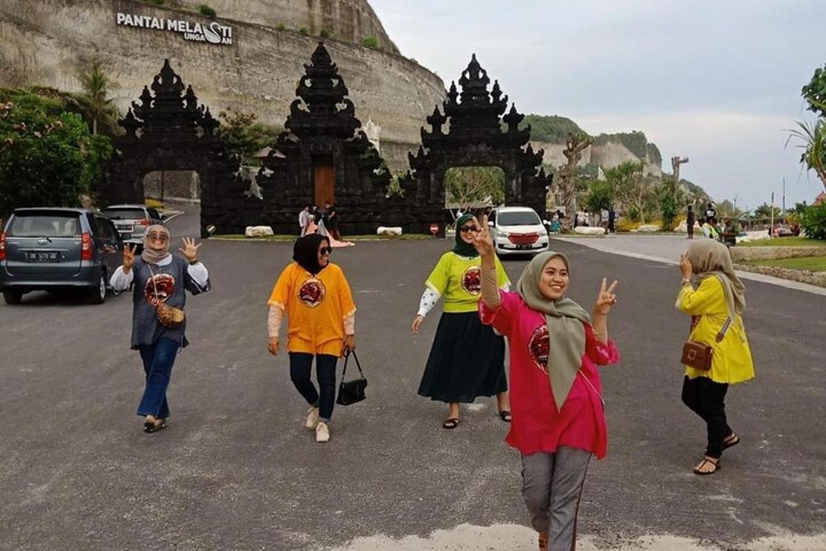 un grupo de mujeres caminando por una calle