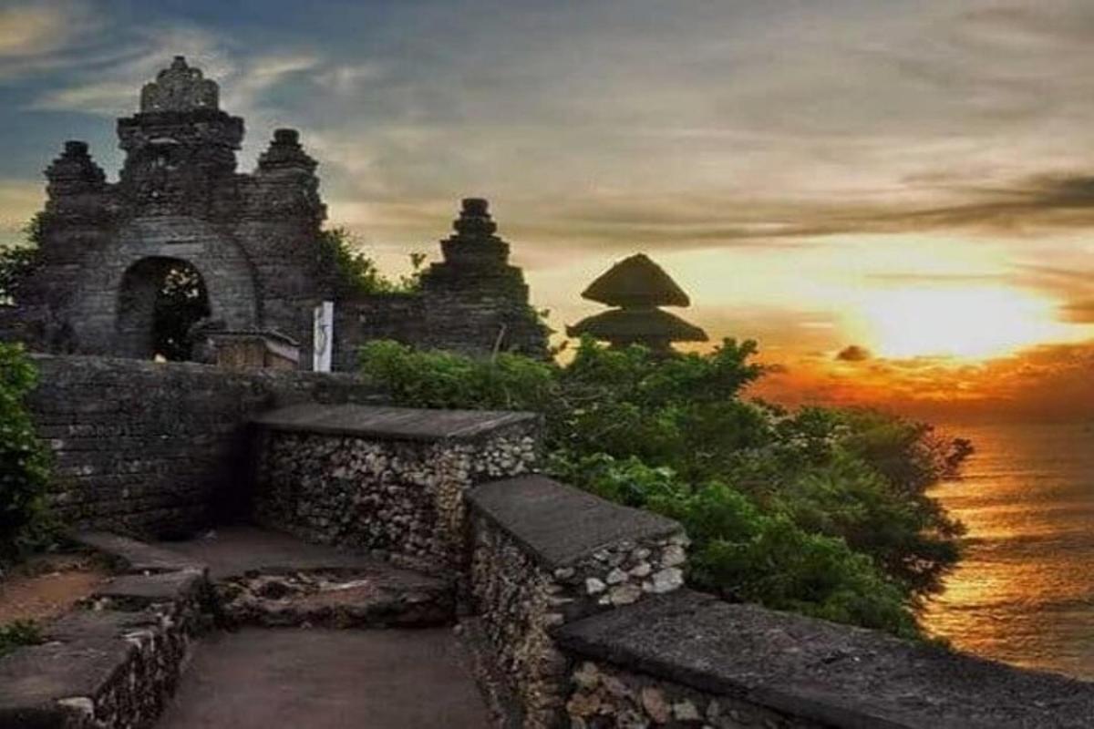 un dipinto di un tramonto sull'oceano