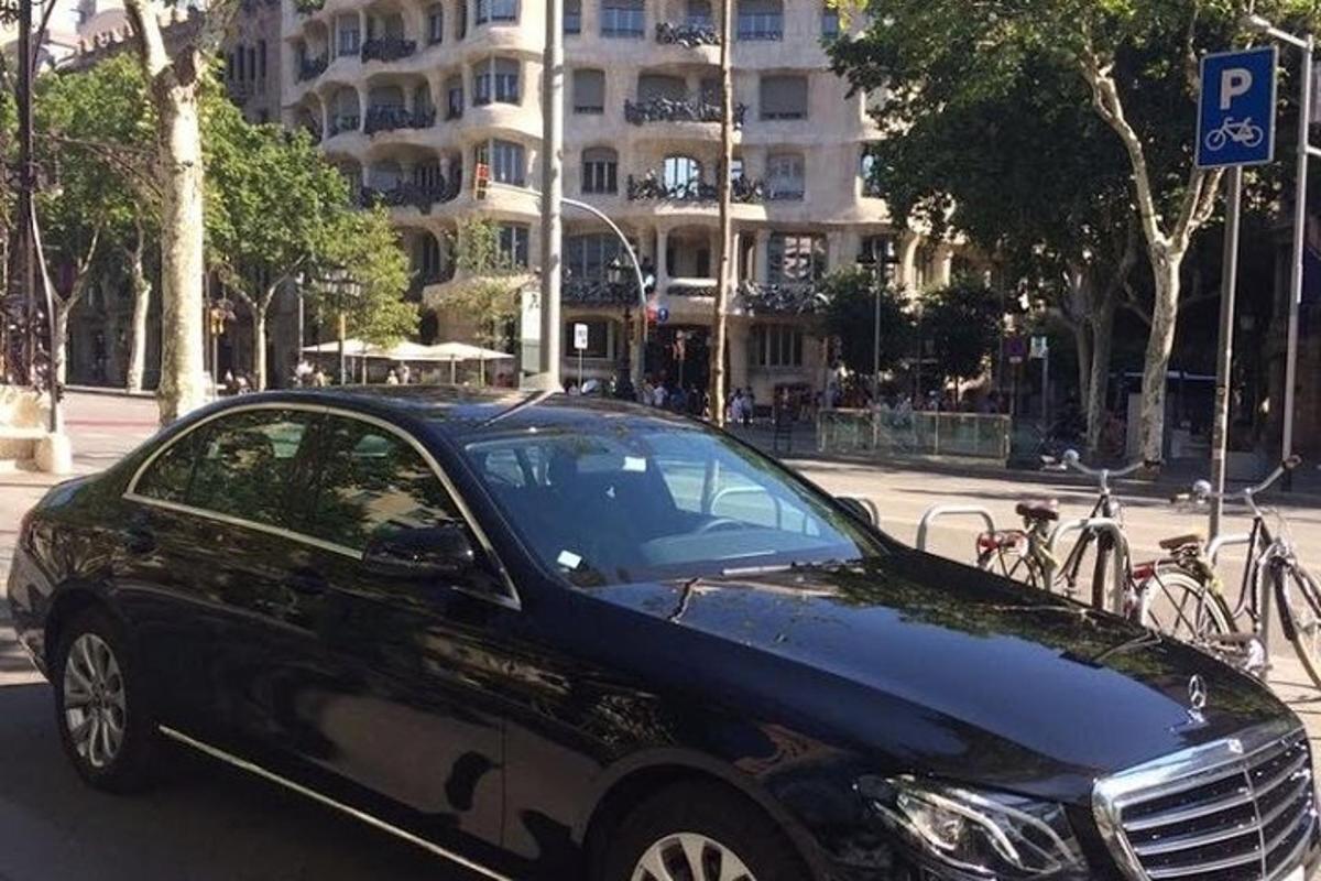 Černé auto jede po městské ulici