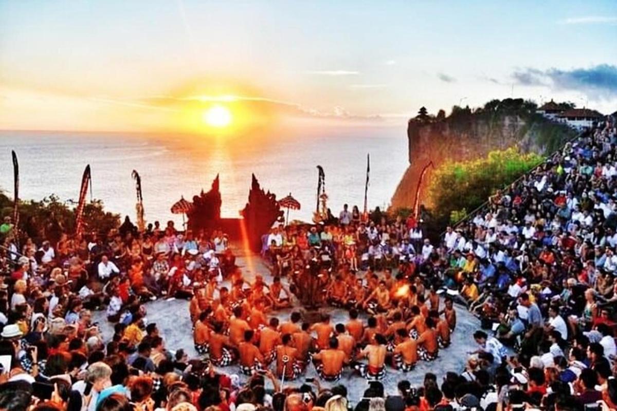 una grande folla di persone a un festival con l'oceano