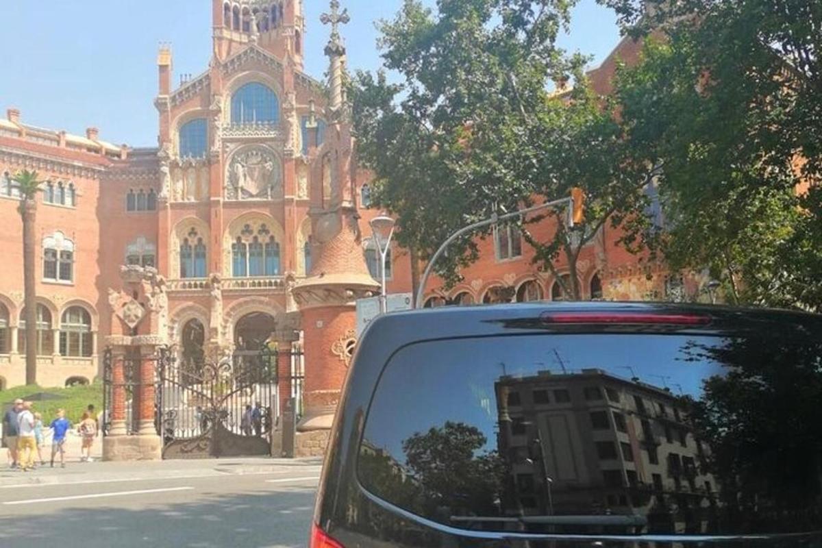 auto zaparkované před budovou s hodinovou věží