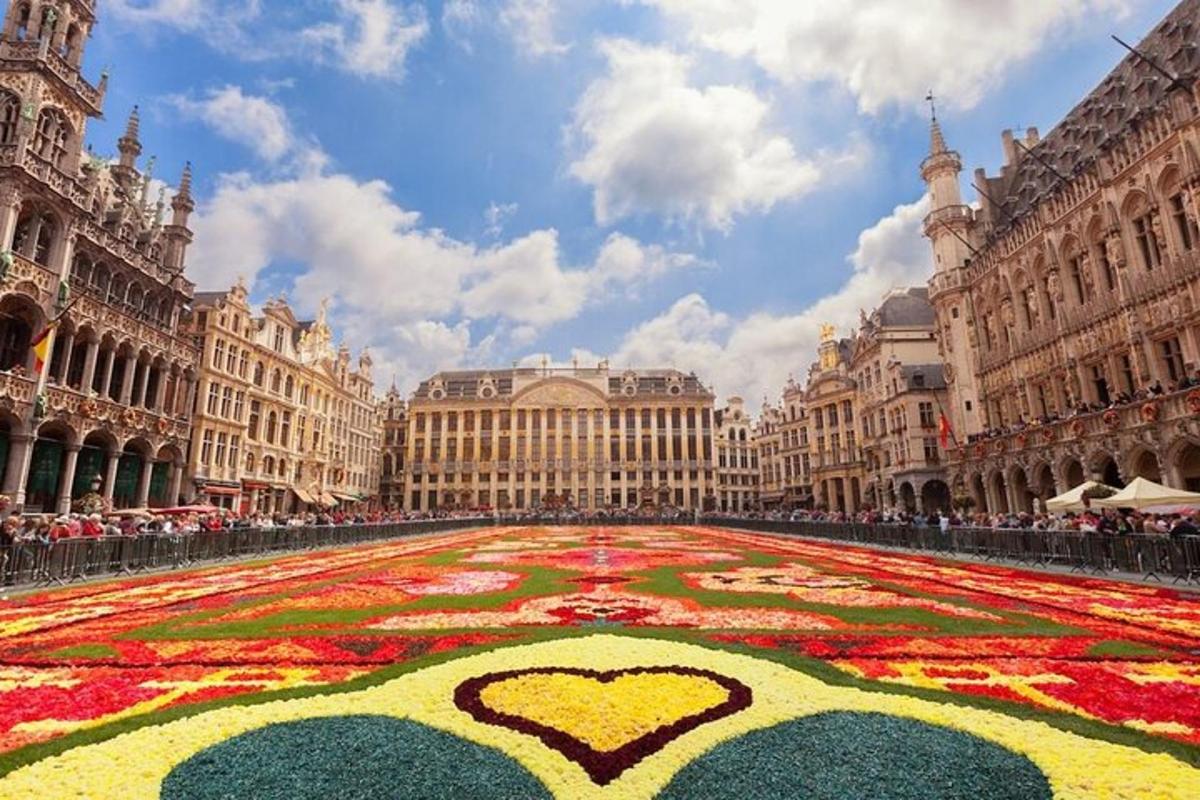 un grande tappeto di fiori su una strada cittadina