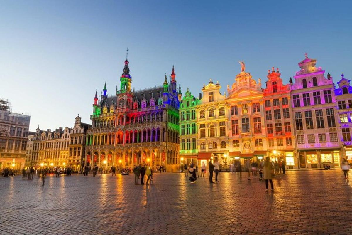 un gruppo di edifici con luci colorate su di essi