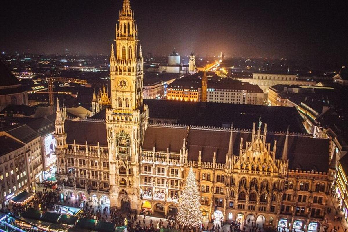 un grande edificio con una torre dell'orologio e un albero di Natale
