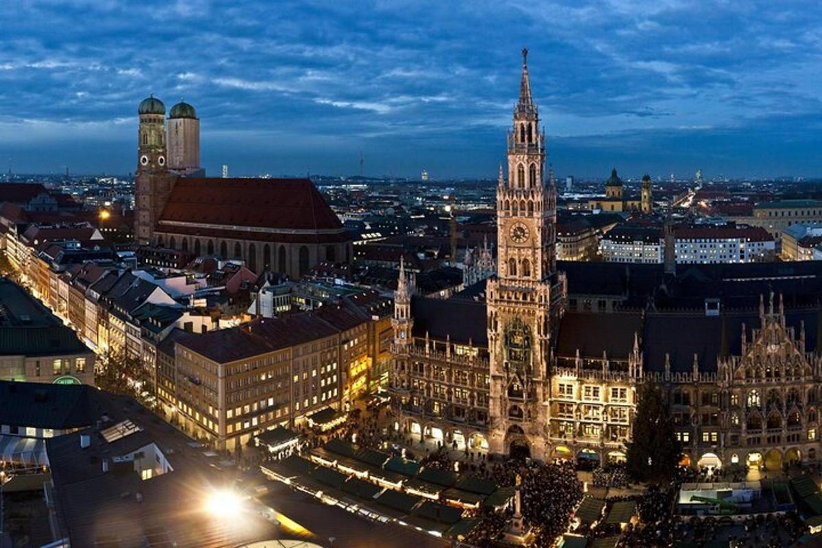una vista della torre dell'orologio del Big Ben di notte