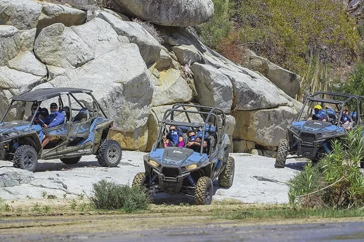 to ATV'er med folk der kører i dem på en vej