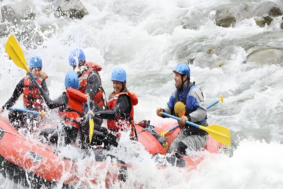 un gruppo di persone su una zattera in un fiume