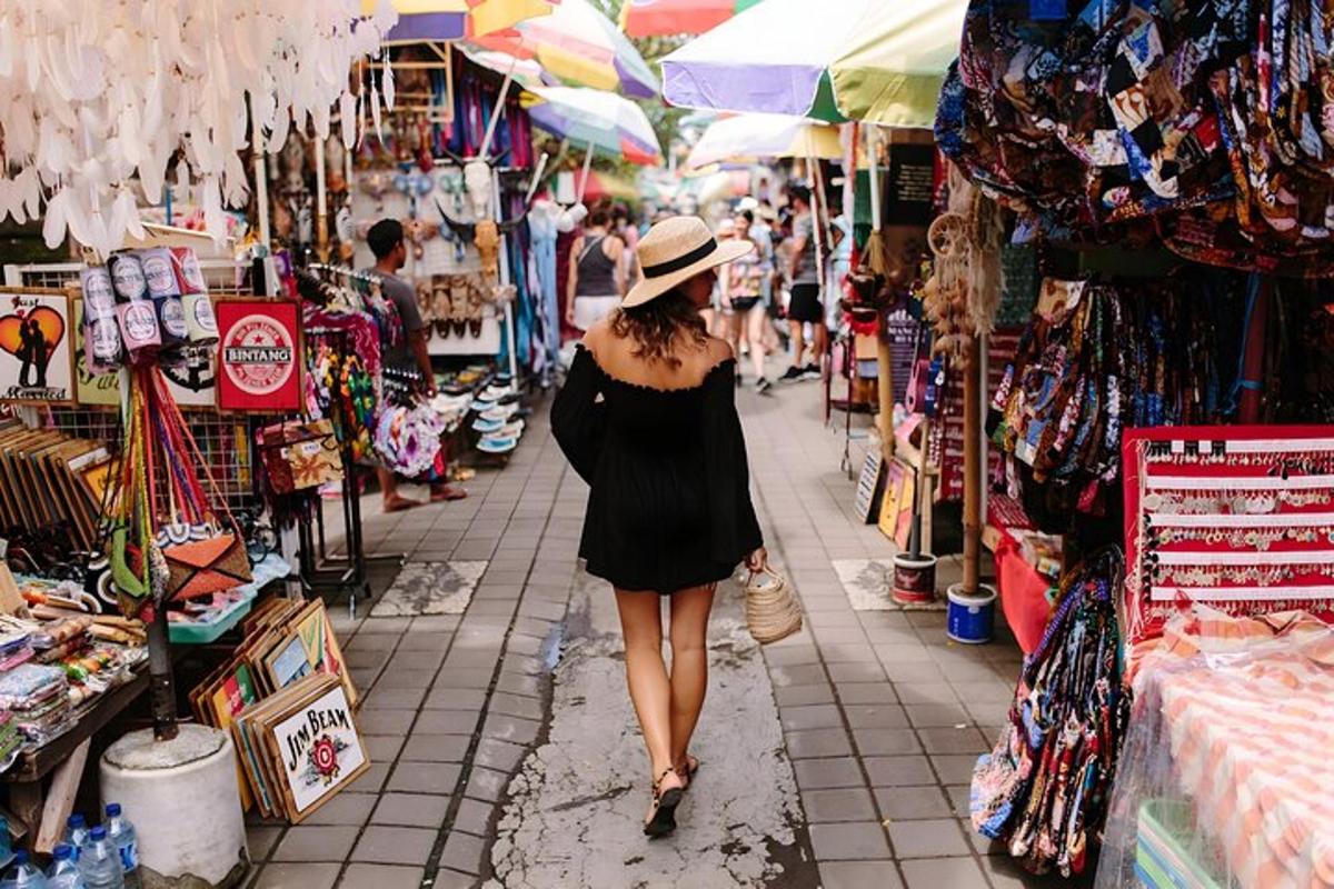 una donna con un cappello che cammina in un mercato