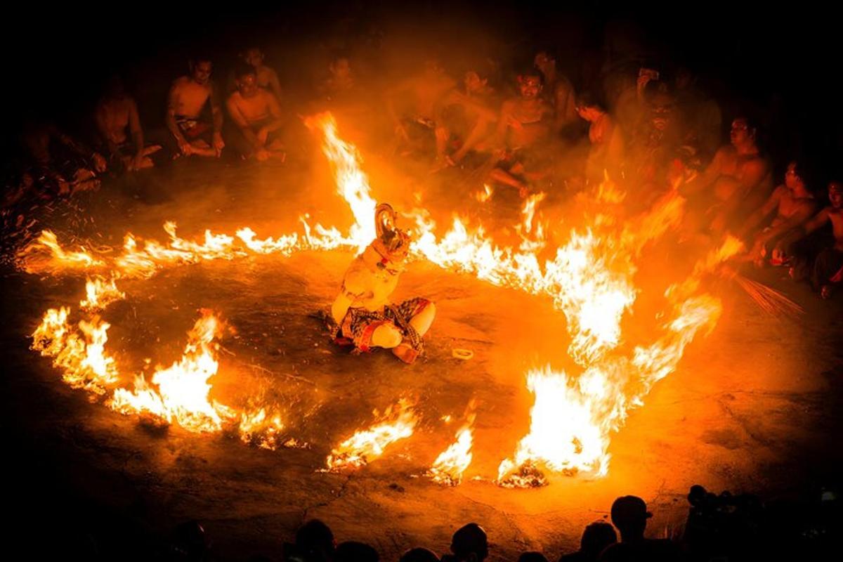un home està en flames davant d'una multitud