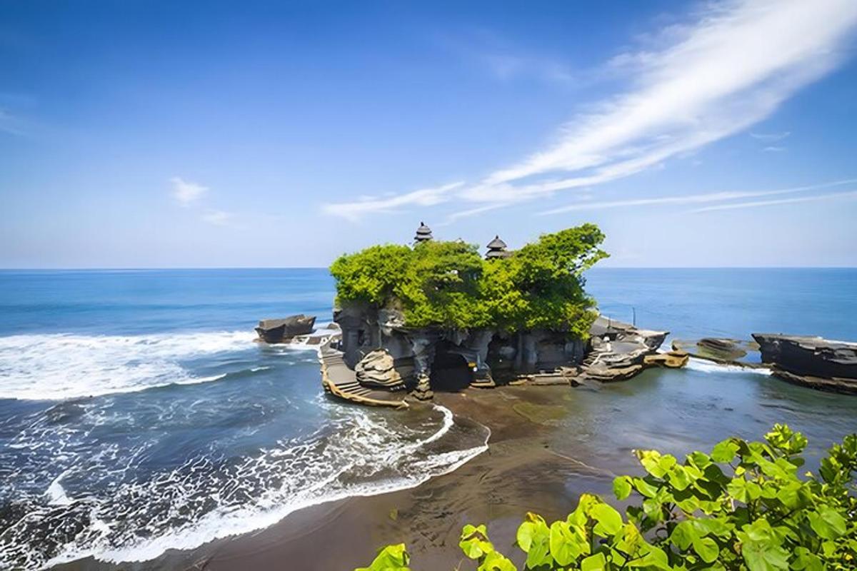 sebuah pulau di lautan dengan pokok-pokok di atasnya
